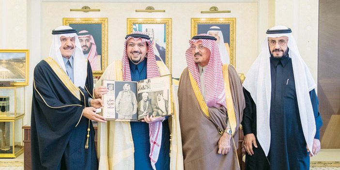  سمو الأمير ورئيس هيئة الصحفيين السعوديين، ويظهر مستشار سموه إبراهيم الماجد وفهد المالك