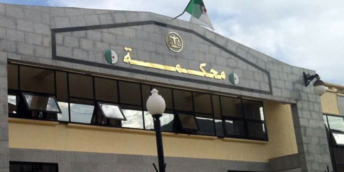 محكمة جزائرية تقضي بسجن رئيسي وزراء سابقين 15 و12 عامًا بتهم الفساد 