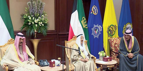   أمير الكويت خلال استقباله رئيس الحكومة الجديدة صباح الخالد الصباح
