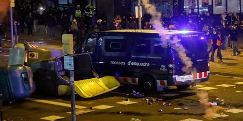 50 جريحاً بصدامات في برشلونة بين الشرطة ومتظاهرين 