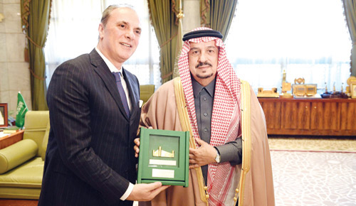  أمير منطقة الرياض لدى استقباله السفير الإيطالي