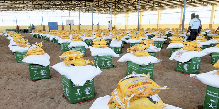 مركز الملك سلمان للإغاثة: توزيع 750 سلة غذائية للاجئين اليمنيين 