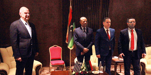  رئيس الحكومة الليبية المؤقتة عبدالله الثني خلال لقائه وزير الخارجية اليوناني