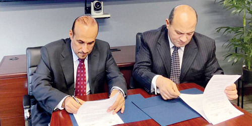  الدكتور المقرن ومدير جامعة كاليفورنيا يوقعان المذكرة