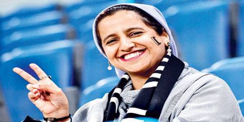 مشجعة سعودية تحضر مباراة كأس السوبر الإيطالية بالرياض 