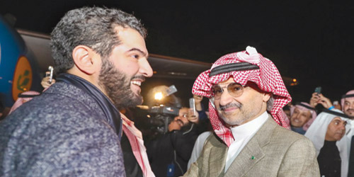 الأمير الوليد بن طلال خلال استقباله للهلال ورئيسه بعد العودة من اليابان