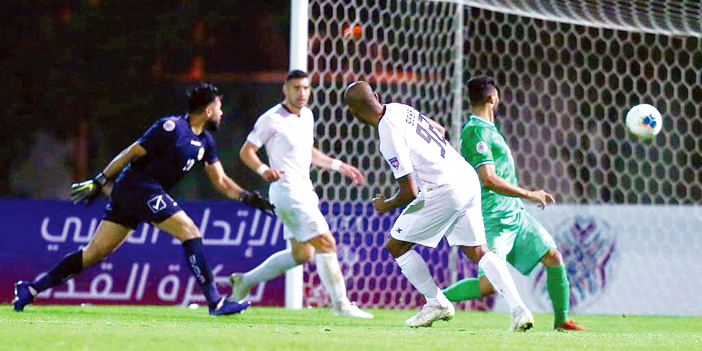  لقطتان من المبارة