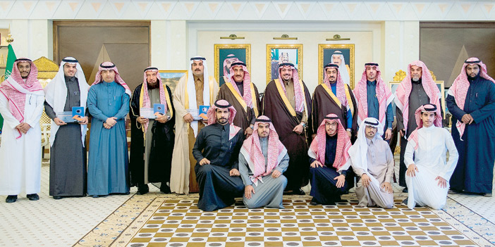   أعضاء اللجنة مع سمو أمير منطقة القصيم