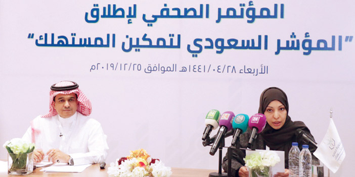  الدكتورة سمر القحطاني والدكتور عبدالرحمن السلطان خلال المؤتمر