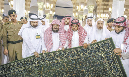  الدكتور السديس يتفقد الفرش الجديد