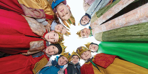 مجموعة لمغني الكورال الصغار في لقطة ترانيم تدعو للسلام في لبنان 