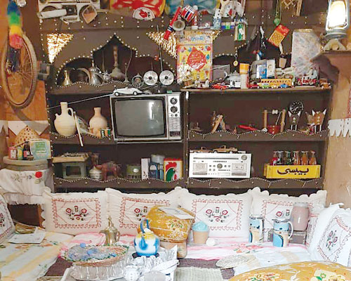  الجلسة الداخلية للمتحف وفيها بعض الأدوات القديمة