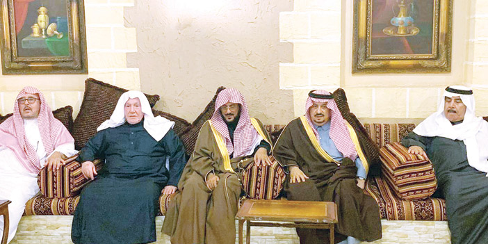  الأمير فيصل بن بندر يقدم واجب العزاء لأسرة آل الشيخ