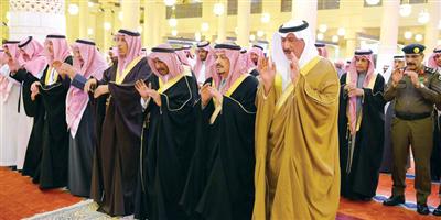 أمير منطقة الرياض يؤدي صلاة الميت على الأميرة الجوهرة بنت عبدالعزيز آل مقرن 