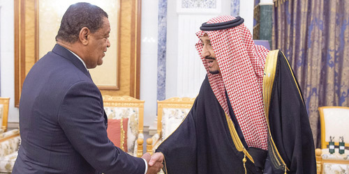   الملك خلال استقباله الرئيس الإثيوبي السابق