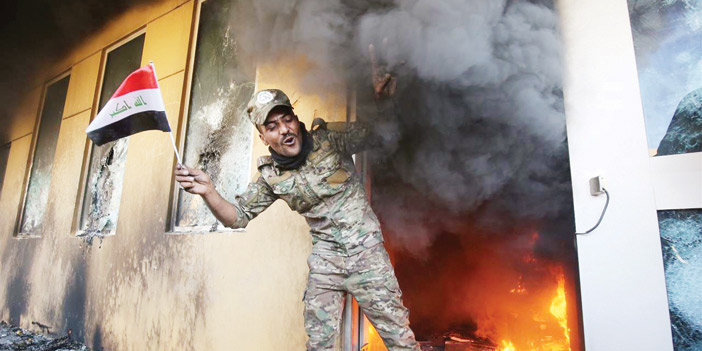 أحد المشاركين  من ميليشيا الحشد الشعبي الإرهابي في حرق السفارة الأميركية في بغداد