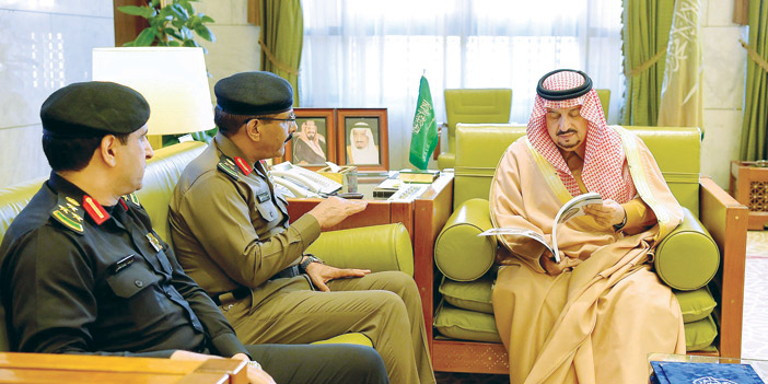  أمير منطقة الرياض خلال استقباله اللواء المطيري ومدير دوريات الأمن