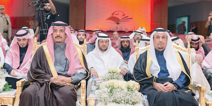  سمو المحافظ وأمير الجامعة يتابعان الحفل