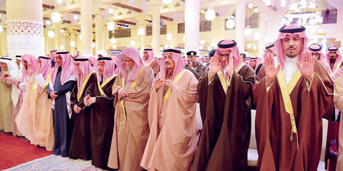  أمير منطقة الرياض خلال الصلاة على والدة الدكتور توفيق السديري