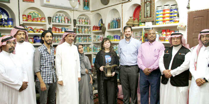  الملحق الثقافي الأمريكي في زيارة سابقة للمتحف