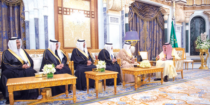  خادم الحرمين خلال استقباله السفراء المعينين