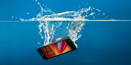 كيف تنقذ هاتفك عند سقوطه في الماء؟ 