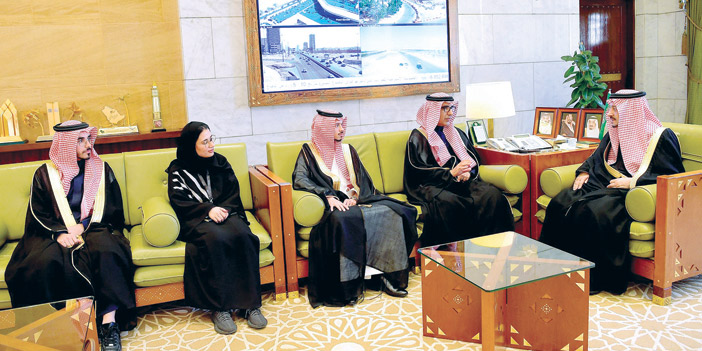   الأمير فيصل بن بندر خلال استقباله رئيس وقيادات الشركة