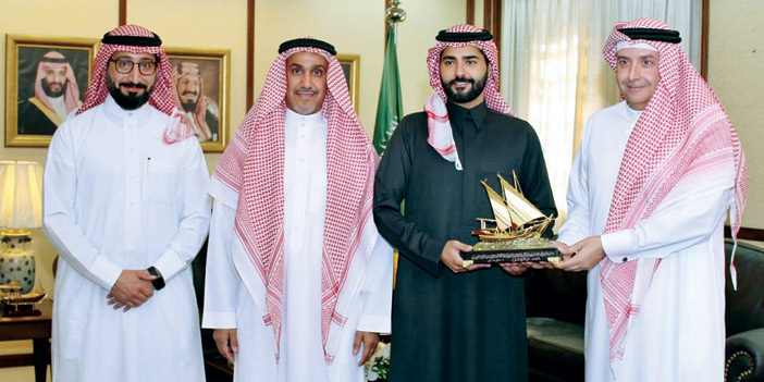   الأمير سلطان بن أحمد مستقبلا الرئيس التنفيذي لمجموعة بنك الخليج