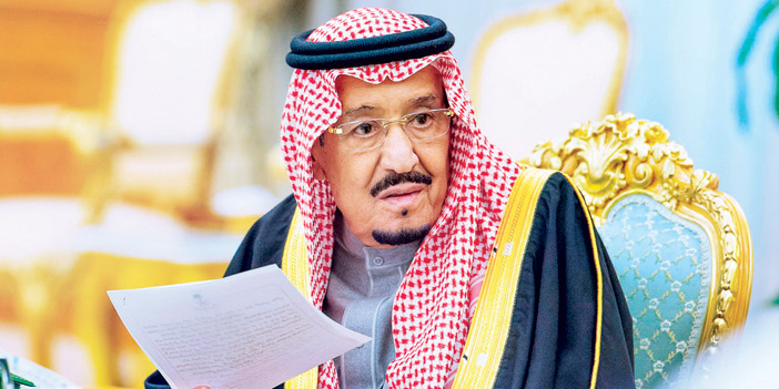 خادم الحرمين الشريفين خلال ترؤسه جلسة مجلس الوزراء أمس
