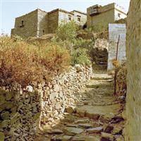 المباني الحجرية تعتلي قمم السروات في قرية دار الجبل 