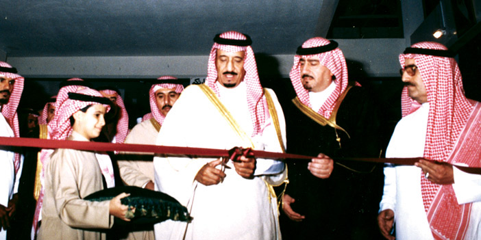  خادم الحرمين الشريفين (أمير الرياض سابقًا) خلال افتتاحه المعرض الخيري