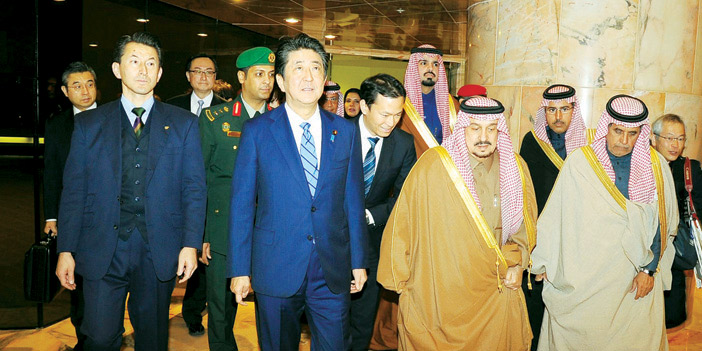  الأمير فيصل بن بندر مستقبلا رئيس الوزراء الياباني لدى وصوله إلى الرياض