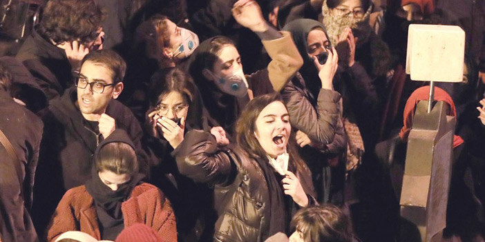 طلاب يتظاهرون في شوارع طهران عشية إعلان الحرس الثوري مسؤوليته عن إسقاط الطائرة الأوكرانية