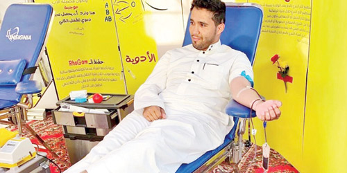  لقطة من المتبرعين بالدم في جناح جمعية أصدقاء بنوك الدم