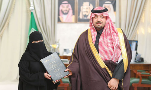  الأمير فيصل بن خالد يتسلم رسالة الماجستير من الباحثة الشمري