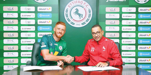   الدبل وسوزا أثناء التوقيع