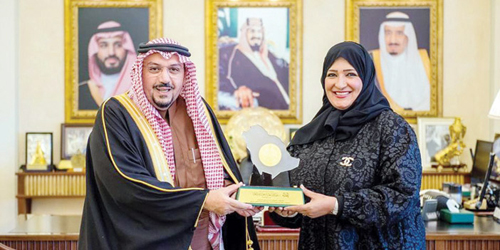  سموه خلال تكريمه الجوهرة الجطيلي