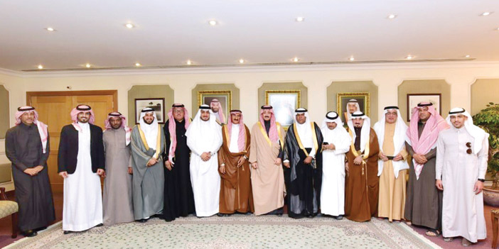  سمو محافظ الأحساء يتوسط مجلس إدارة نادي العيون