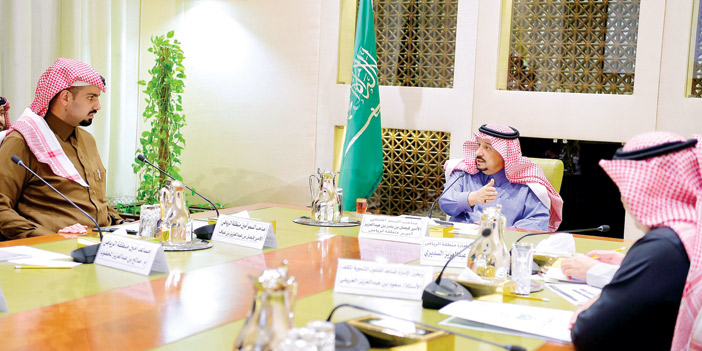  الأمير فيصل بن بندر خلال الاجتماع بأمين المنطقة يرافقه وكلاء الأمانة