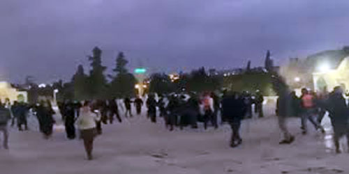 الاحتلال الإسرائيلي يقصف غزة ويعتدي على المصلين بالأقصى 