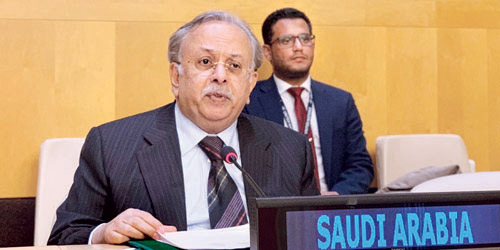  المعلمي متحدثاً في الاجتماع