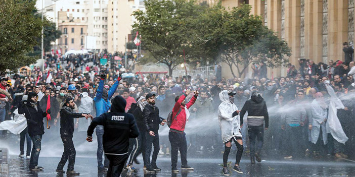 400 جريح في احتجاجات لبنان 