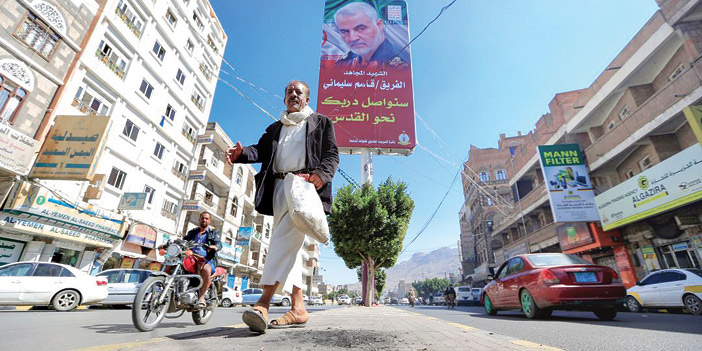  يمني يسير تحت لافتة عليها صورة الإرهابي قاسم سليماني في صنعاء