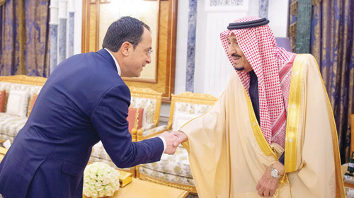  خادم الحرمين الشريفين خلال استقباله وزير خارجية قبرص