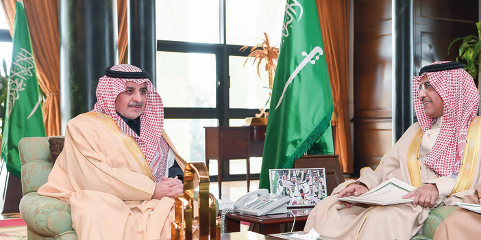  الأمير فهد بن سلطان مستقبلاً مدير التعليم بمنطقة تبوك