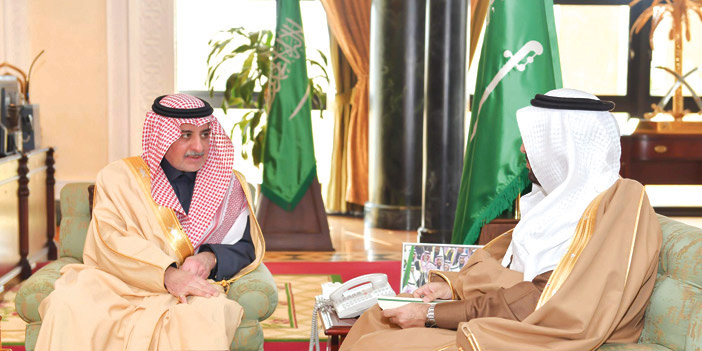  أمير منطقة تبوك خلال لقائه مدير الشؤون الصحية