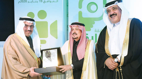  الأمير فيصل بن بندر يتسلم درع  المركز