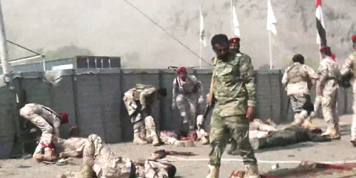  جنود يمنيون ينقلون ضحايا الهجوم الإرهابي