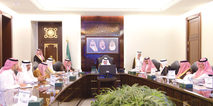  الأمير خالد الفيصل مترئساً الاجتماع