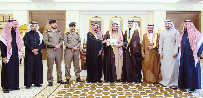  فريق العمل بالمزاد بضرية مع سموه